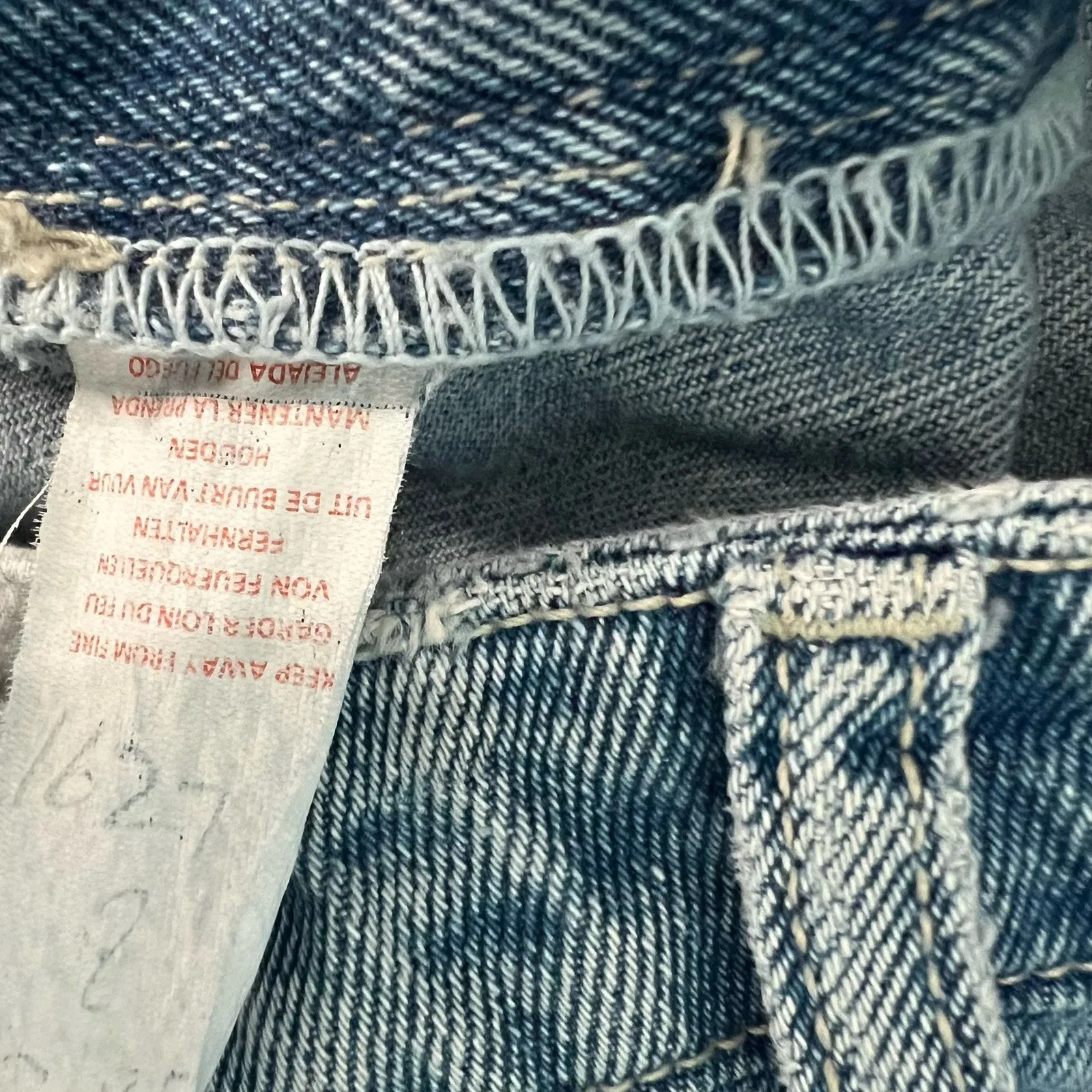 Tommy Hilfiger Copain Boyfriend Light Wash Logo Raw Hem Capri Cargo Jeans Size 8 - Image 5