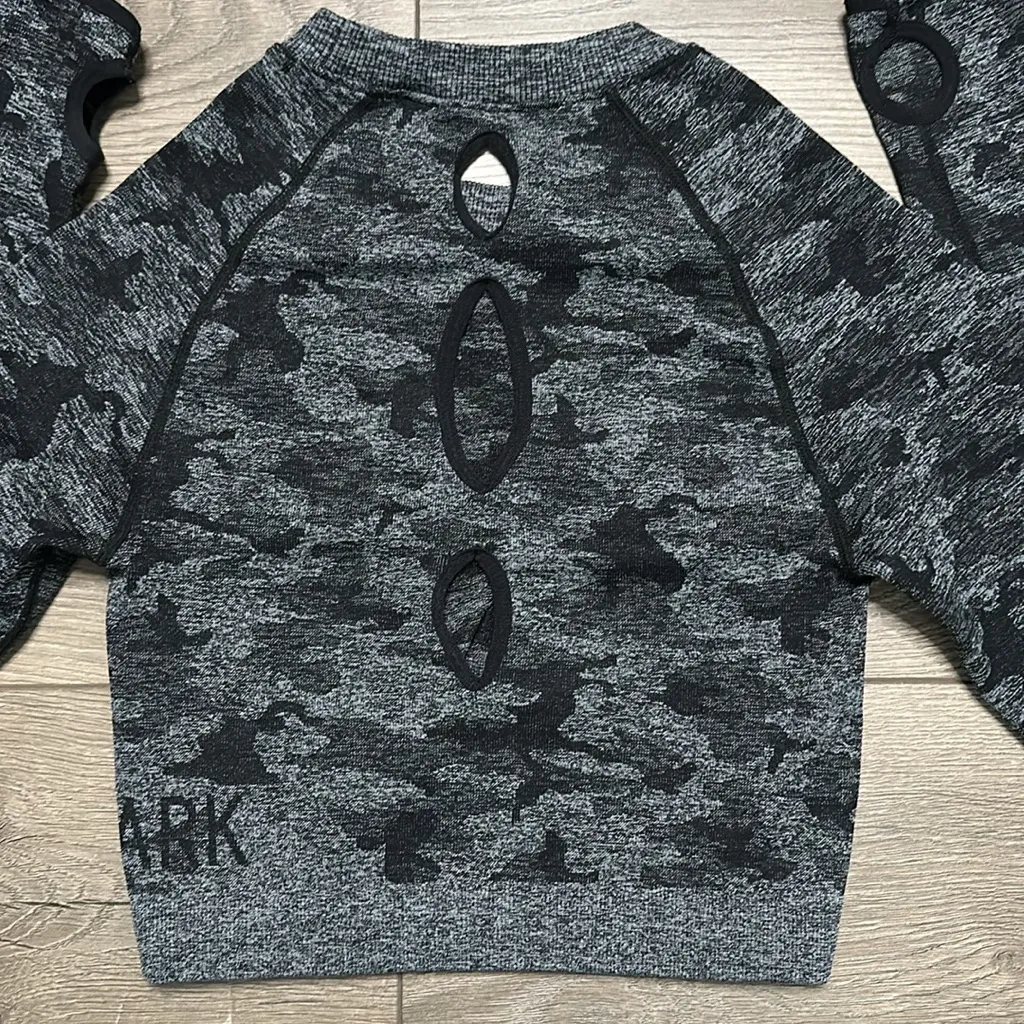Gymshark Adapt Long Sleeve Seamless Crop Top Thumbholes Black Gray Camo Small‎ - Image 5