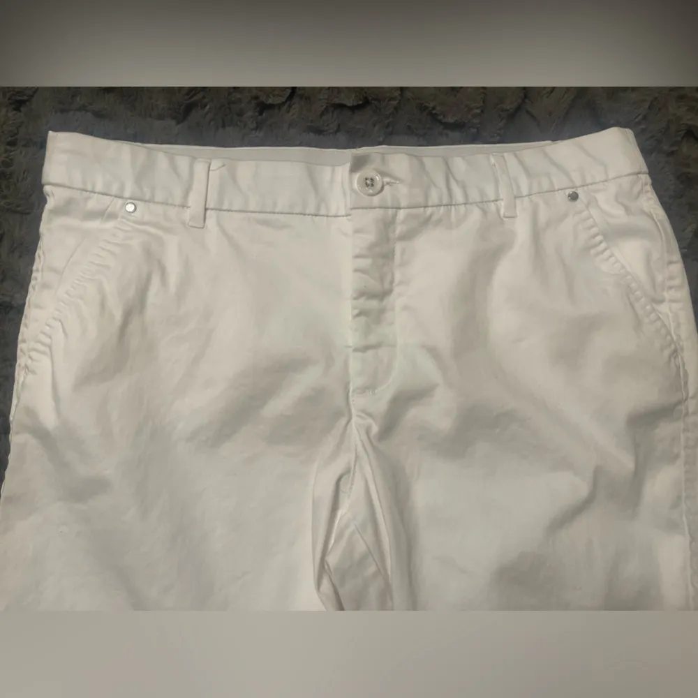 Intro. Love the fit White shorts. Size 12P - Image 5