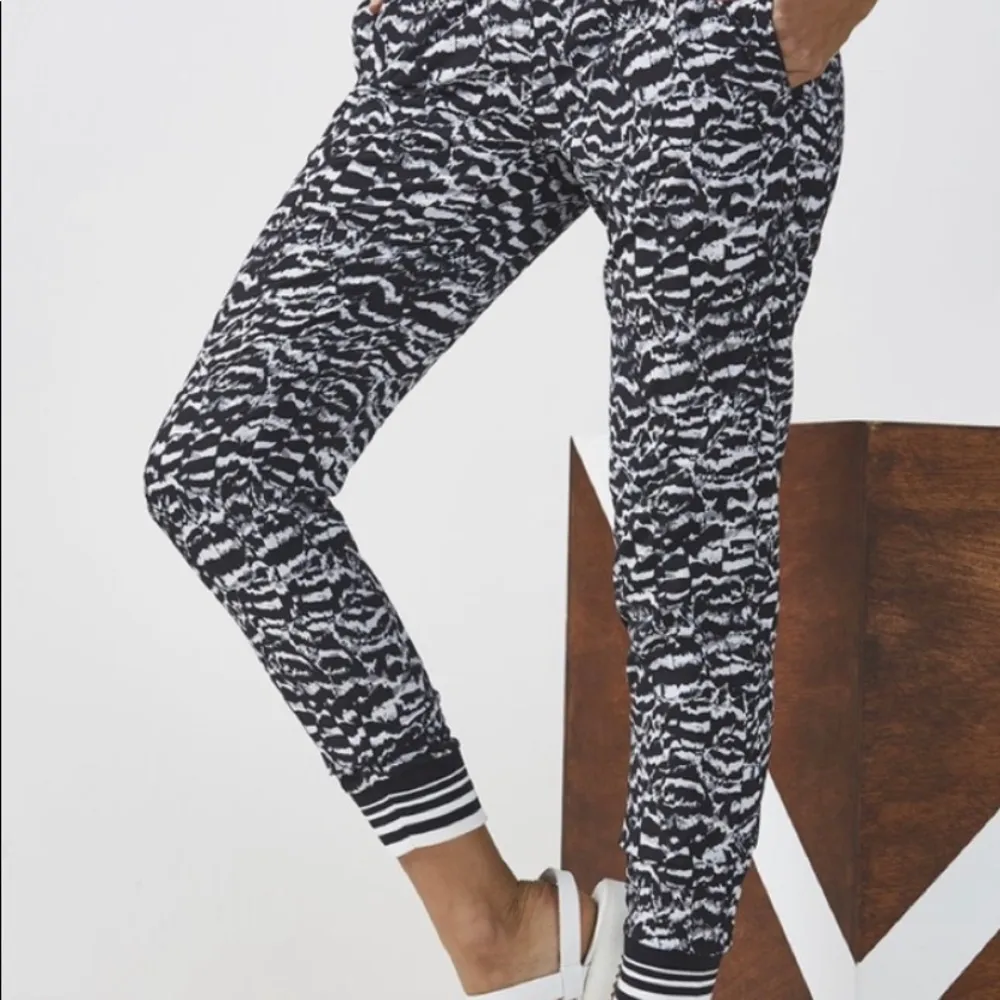 Fabletics Black & White Patterned Eve Jogger Sz S - Image 3