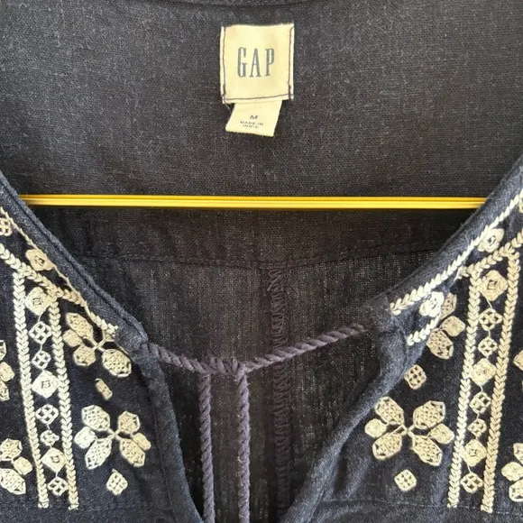 Gap shift linen blend dark blue dress with‎ white floral embroidery. Size Medium - Image 5