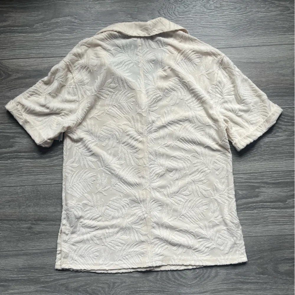 NEW Avec Les Filles Casual Short Sleeve Button Up Cream Subtle Palm Top Size S - Image 7