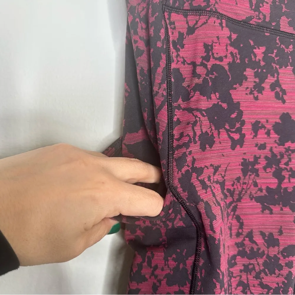 Lululemon Speed Up Crop 21” in Scatter Blossom Jacquard Garnet Black - Image 4