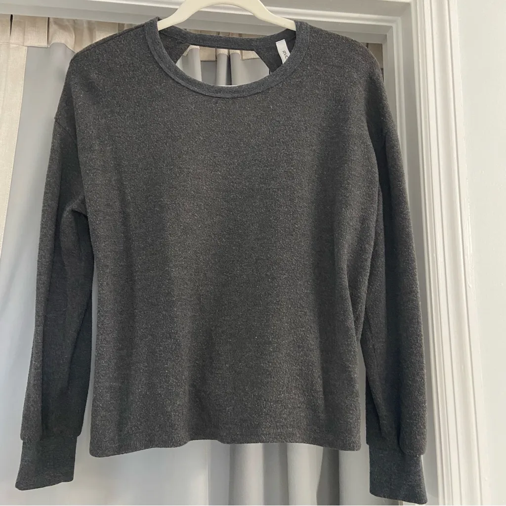 RVCA Open Back Gray Long Sleeve Top XS - Image 3