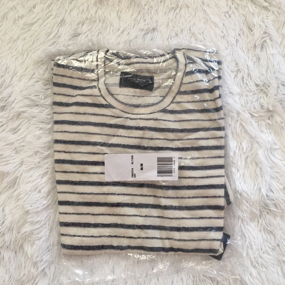 Lucky brand Tee Shirt crew neck short sleeves cream blue stripes Size Medium - Image 4