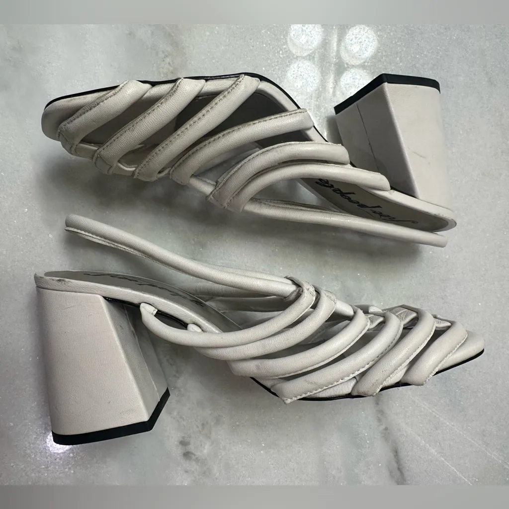 NWOB Free People White Strappy block Heels Collection Colette
Cinched sandal 8 - Image 4