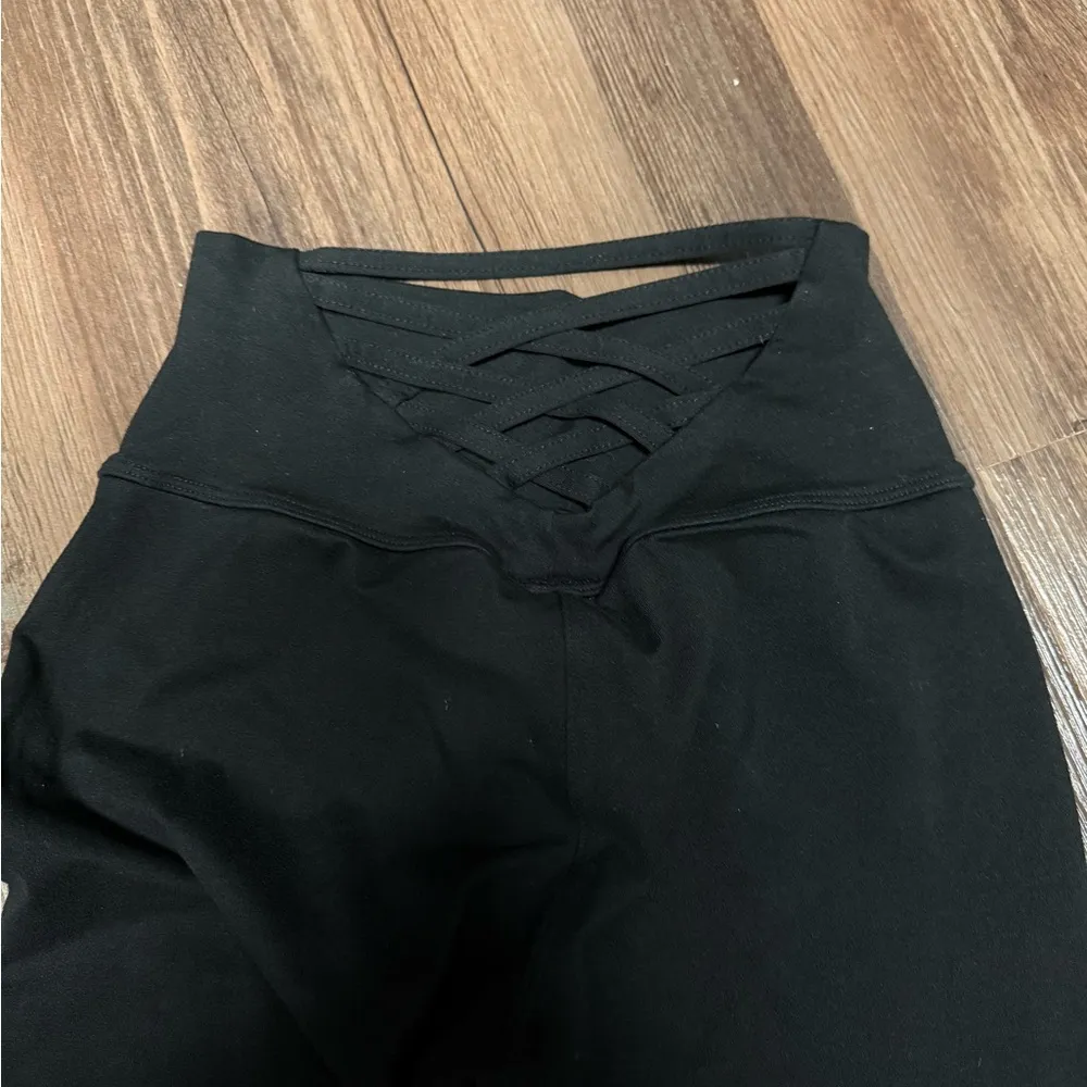 Bombshell Sportswear leggings with crisscross backing! - Image 3