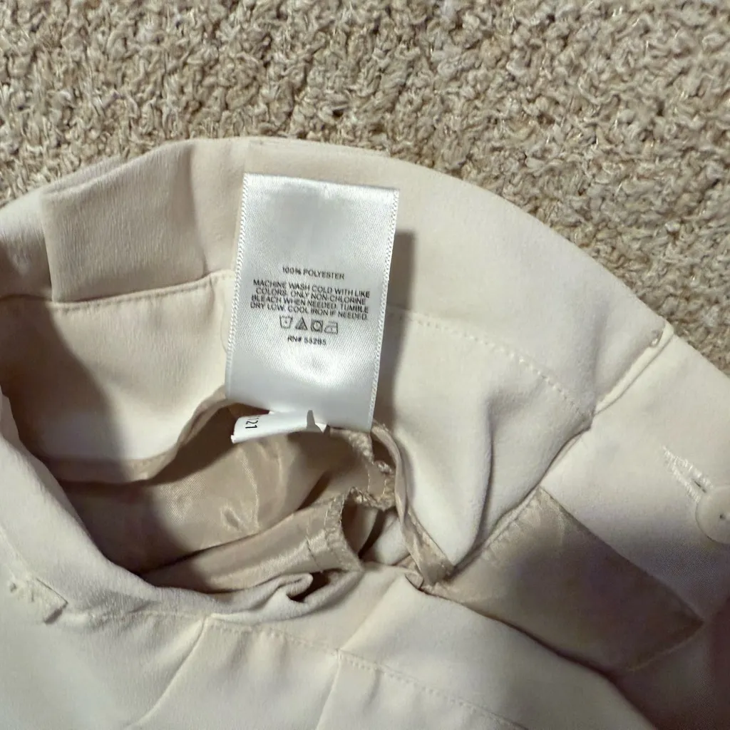 Express Cream Women's Pleated Shorts - Image 11