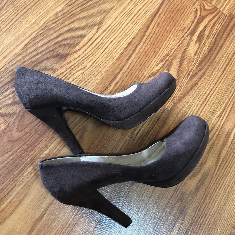 APOSTROPHE Brown Faux Suede Heels Size 8 - Image 4