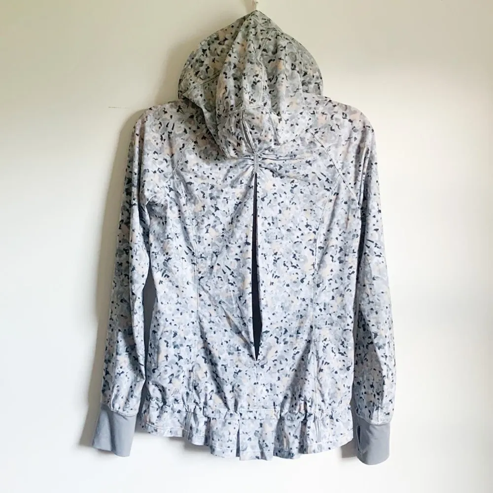 Lululemon Lightened Up Pullover Not So Petite Fleur Silver Spoon Ambient Grey - Image 16