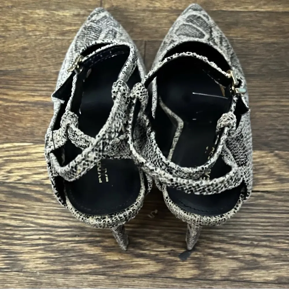 Express Black and Tan Heels with Elegant Design - Image 3