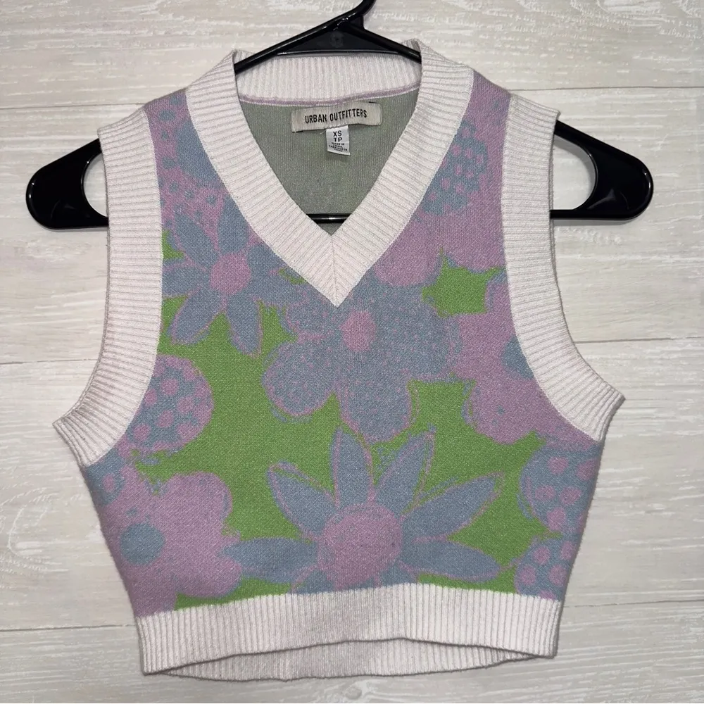 Urban Outfitters Women's Sleeveless Floral Print Cropped Sweater Vest size XS - Image 2