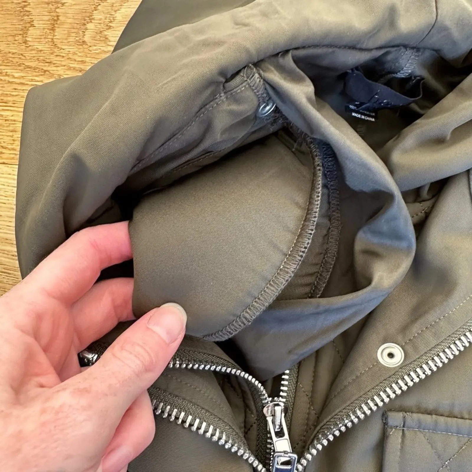 Revolve - h:ours Major Quilted Jacket in Army Green with Hood & Double Zips - Image 8