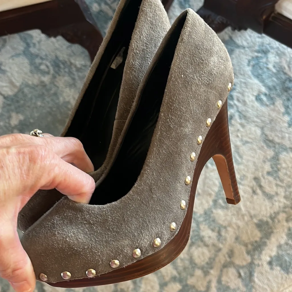 Dolce Vita DV Heeled Stilettos Suede Round Toe Womens 6 Studded Taupe Gray - Image 15