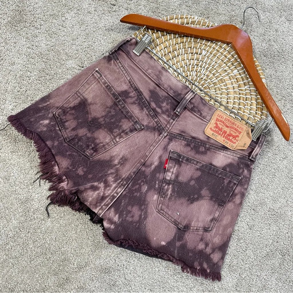 Levi’s 501 Women’s Tie Dye Button Fly Denim Shorts Frayed Hem in Purple Size 30 - Image 4
