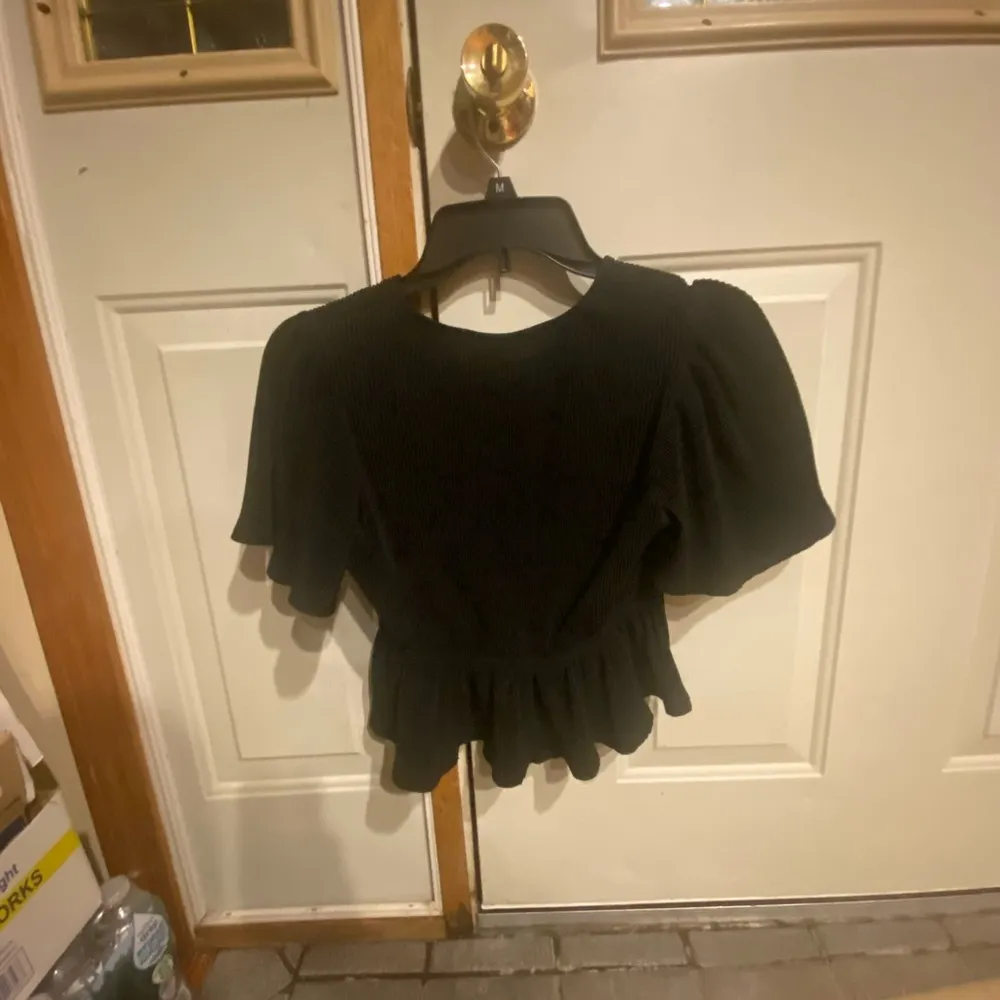 FREE Gift &  Classy V-cut Crop Top w/ Ruffle Sleeves - Image 5