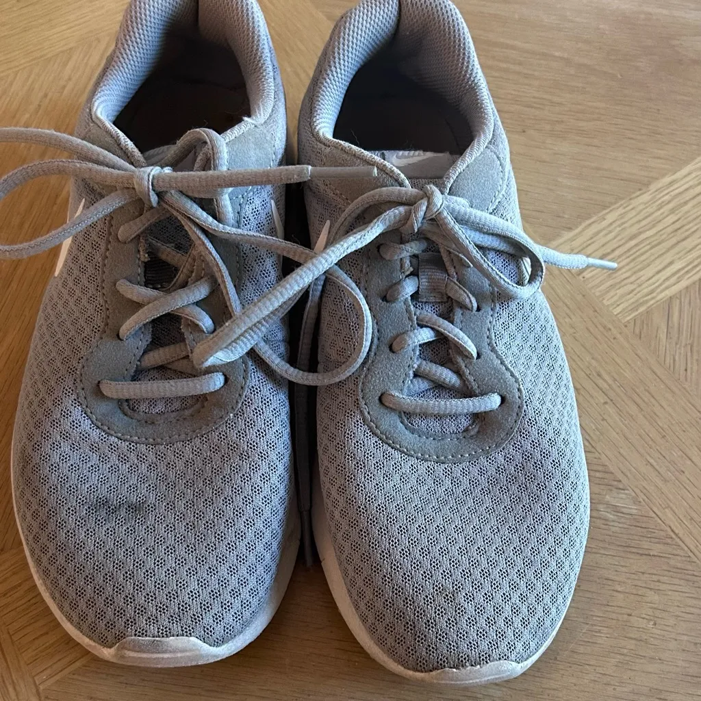 NIKE TANJUN 812655-010 GREY/WHITE Running Shoe size 6Y - Image 3