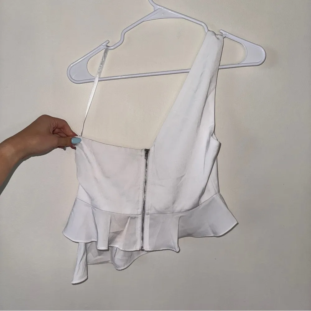 NWT SUPERDOWN Karlie One Shoulder Top White Small - Image 6