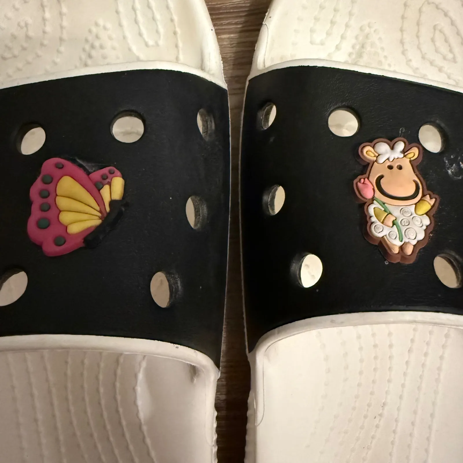 Crocs Classic‎ Slide Sandals White Black with Charms Comfort Slip On Sz 7 - Image 6