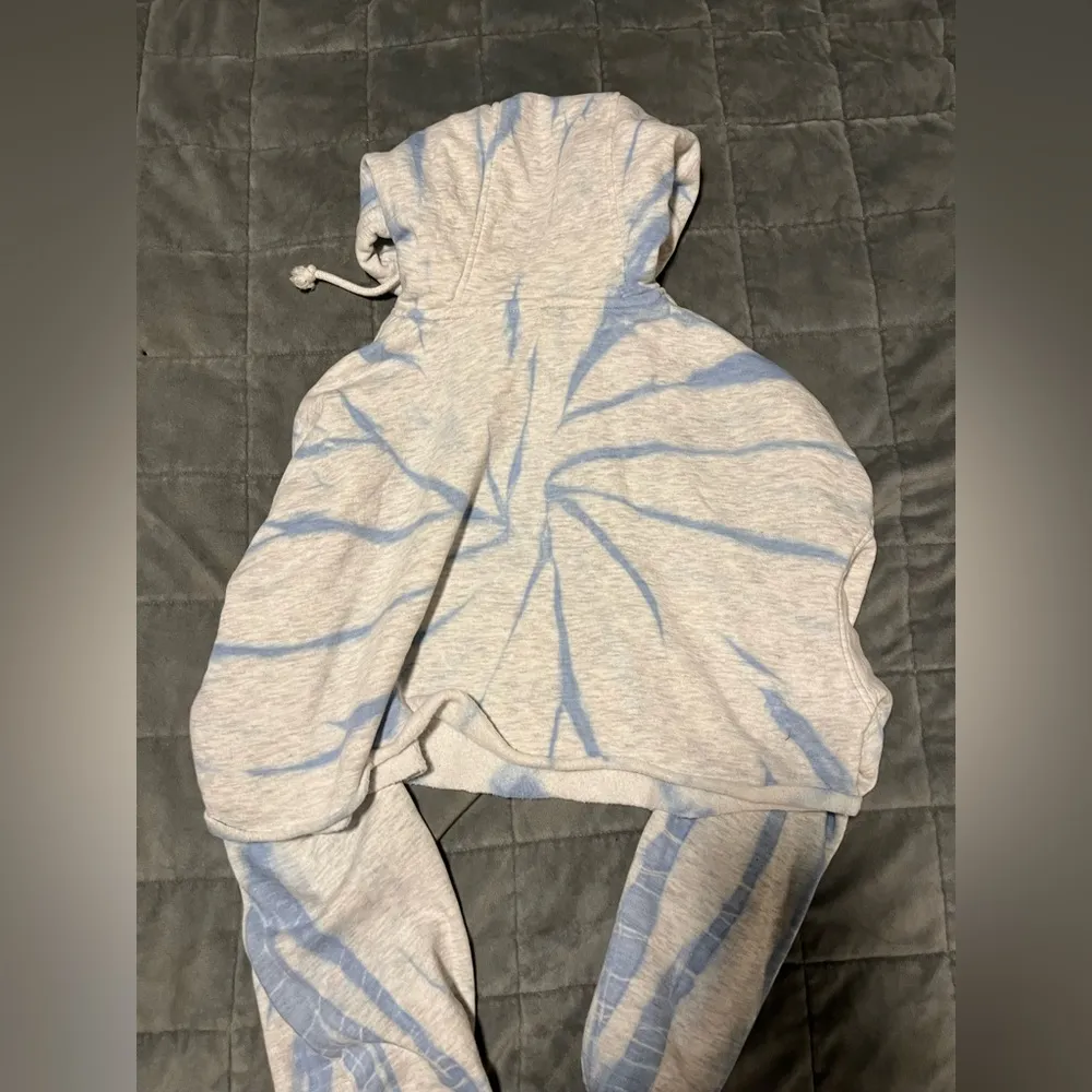 H&M Divided Tie Dye Cropped Hoodie - Image 3