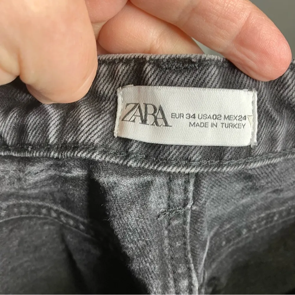 Zara high rise wide leg jeans black denim raw hem women’s size 2 trendy punk - Image 10