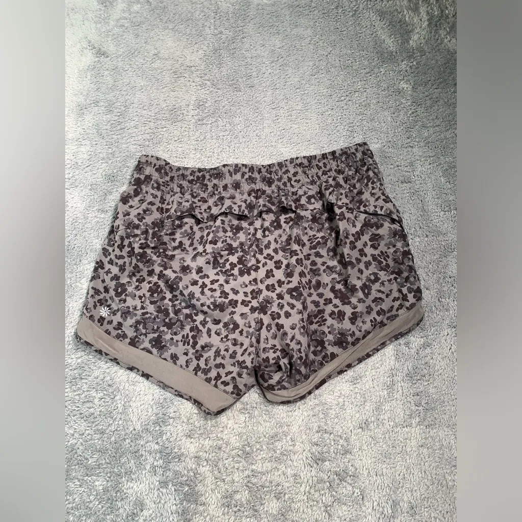 Athleta printed mesh Leopard Print Athletic racer Shorts 4” medium - Image 6