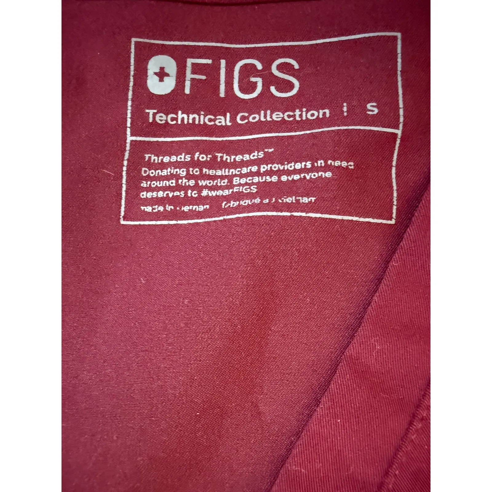 FIGS Casma Scrub Top in Burgundy w/ Rainbow Peace Sign Size Small - Image 4