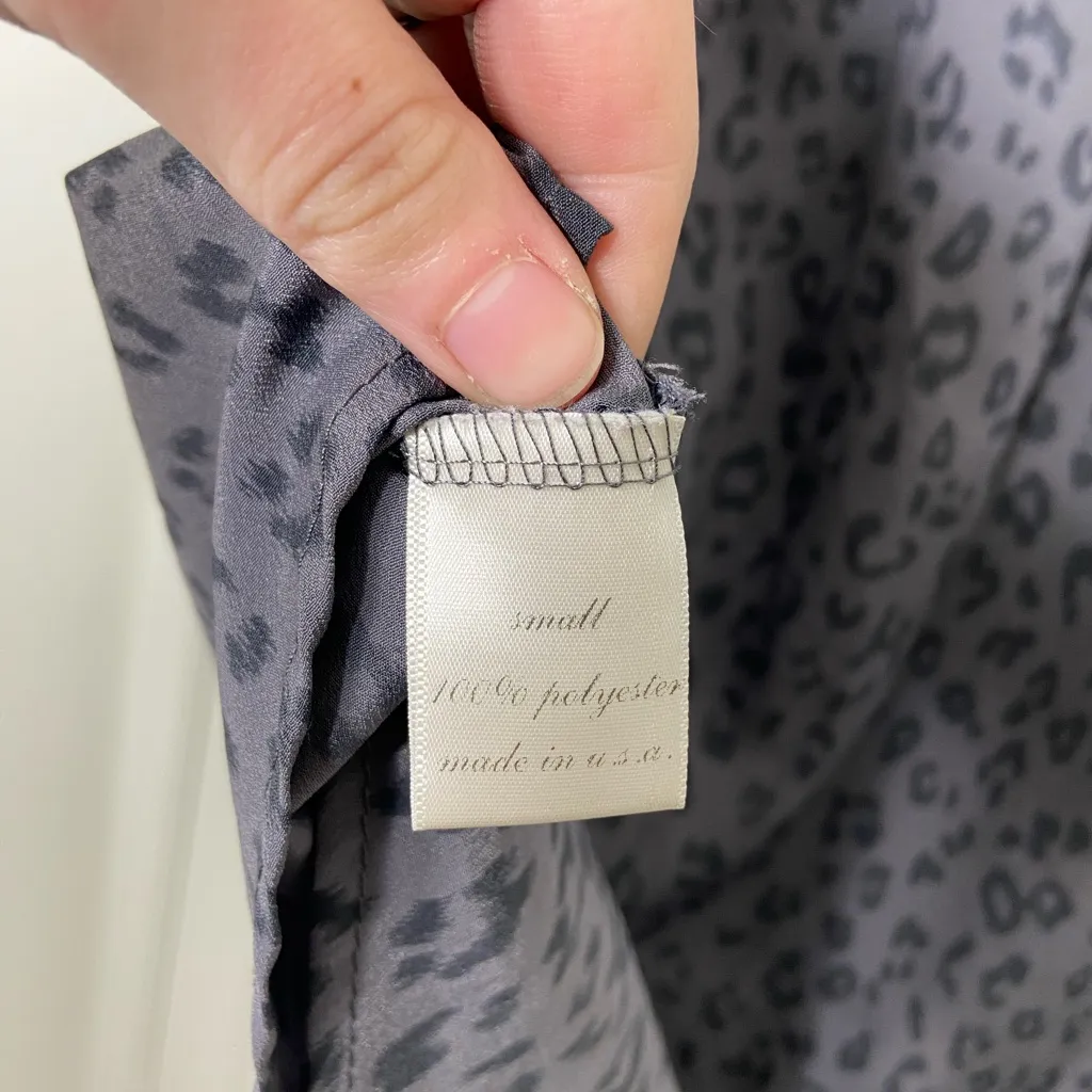 EUC Women’s gray black sleeveless half button leopard print blouse‎ top small - Image 4