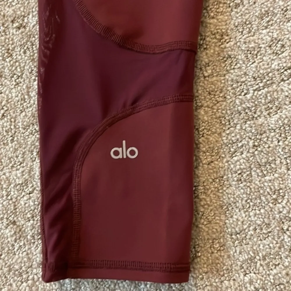 Alo Yoga Burgundy Mesh Leg Capri Pants - Image 5