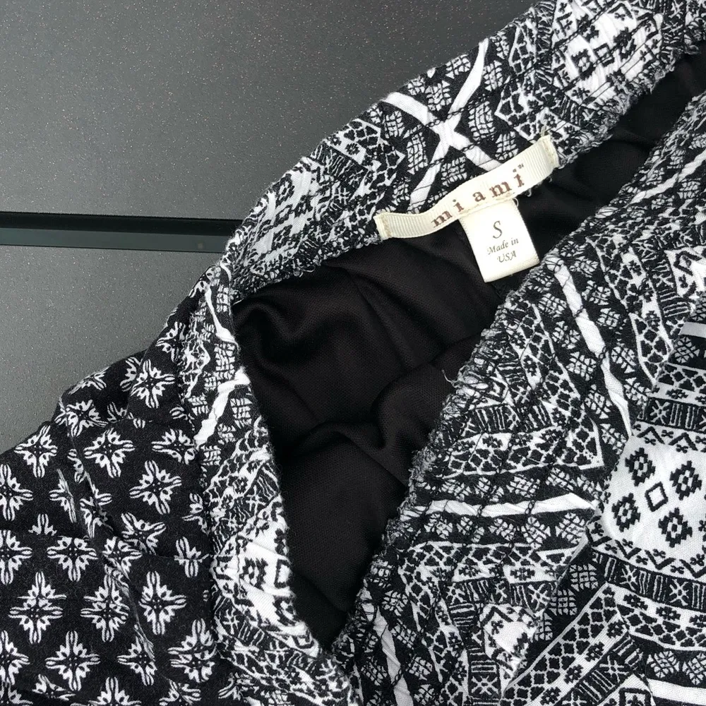 miami black & white printed shorts - francesca’s - Image 2