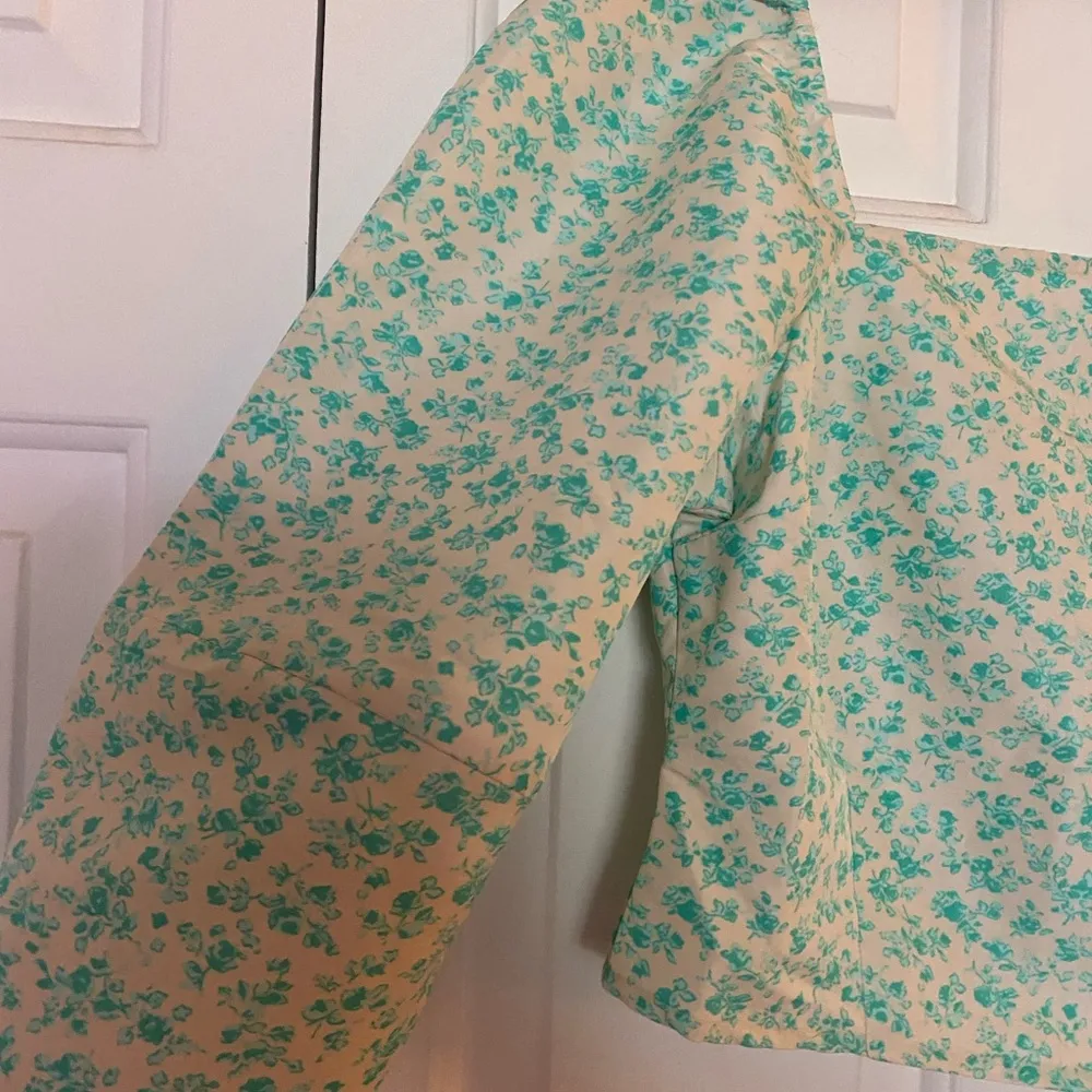 NWT Levi’s Women’s Long Sleeve Yvie Blouse, Crop Top, Green and Cream Floral - Image 5