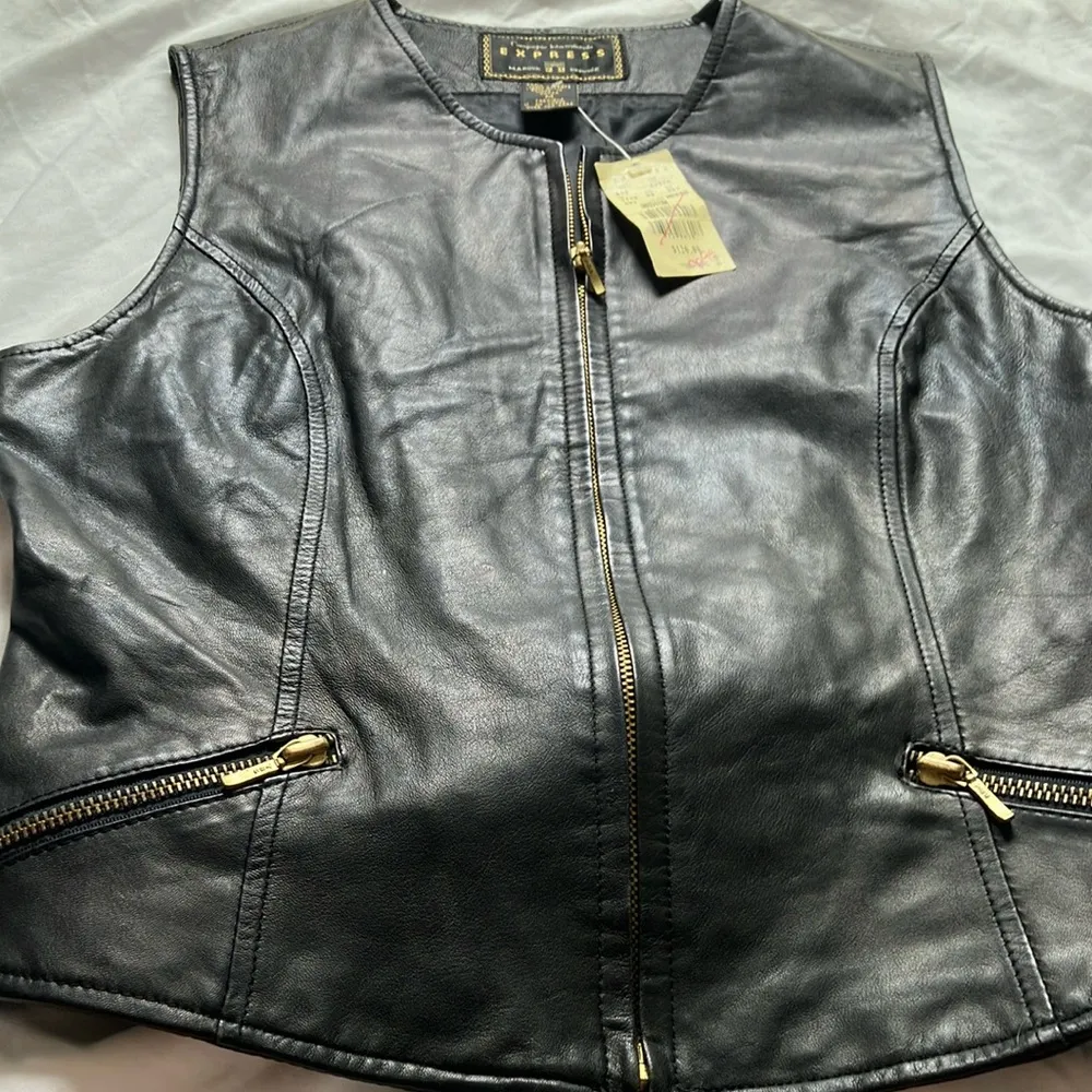 Express: Vintage Black 100% Leather Vest- M- gold tone- has wear on zippers - Image 10