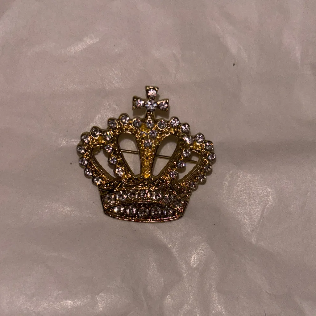 GOLD TONED CROWN BROOCH WITH RHINESTONES 1.5” IN SIZE NO BRAND REGAL AND GRAND - Image 4