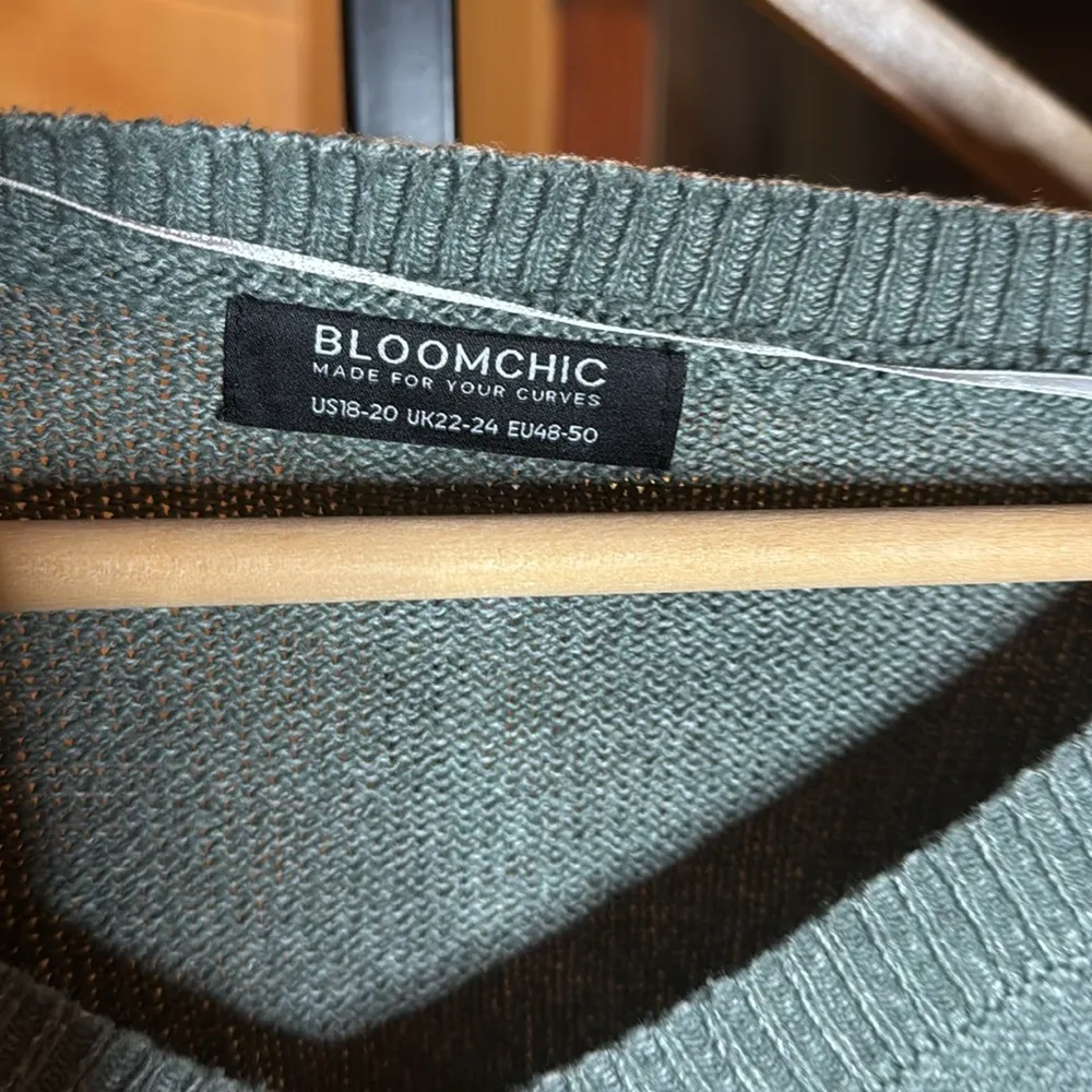 BloomChic Olive Green V Neck Star Sleeve Sweater Size 2X 18/20 - Image 3