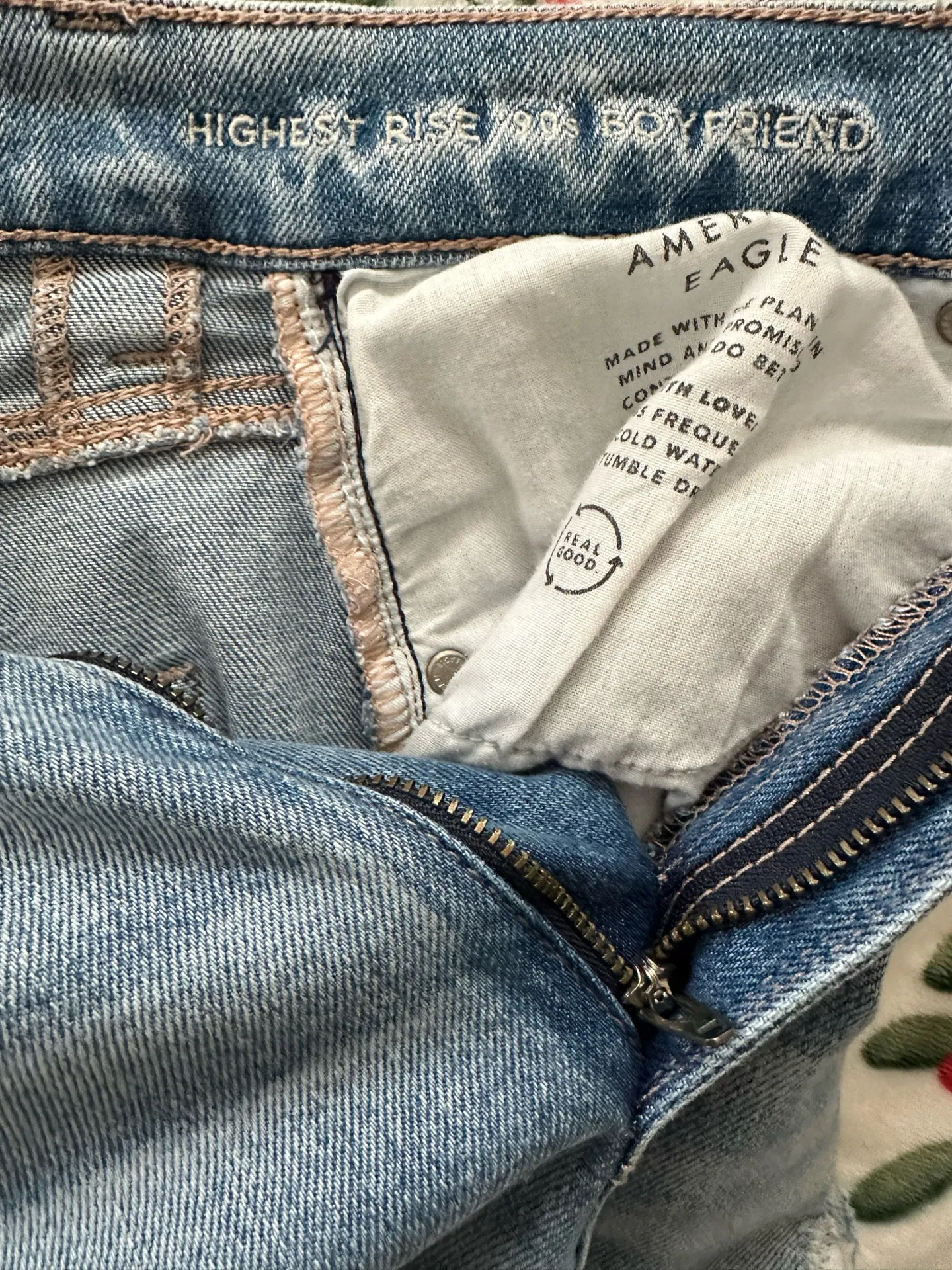 American Eagle  90s Boyfriend Jeans - Image 4