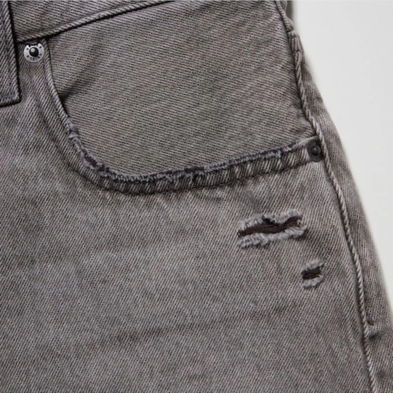 Uniqlo NWT Distressed Boyfriend Denim Shorts in Grey Wash - Image 5