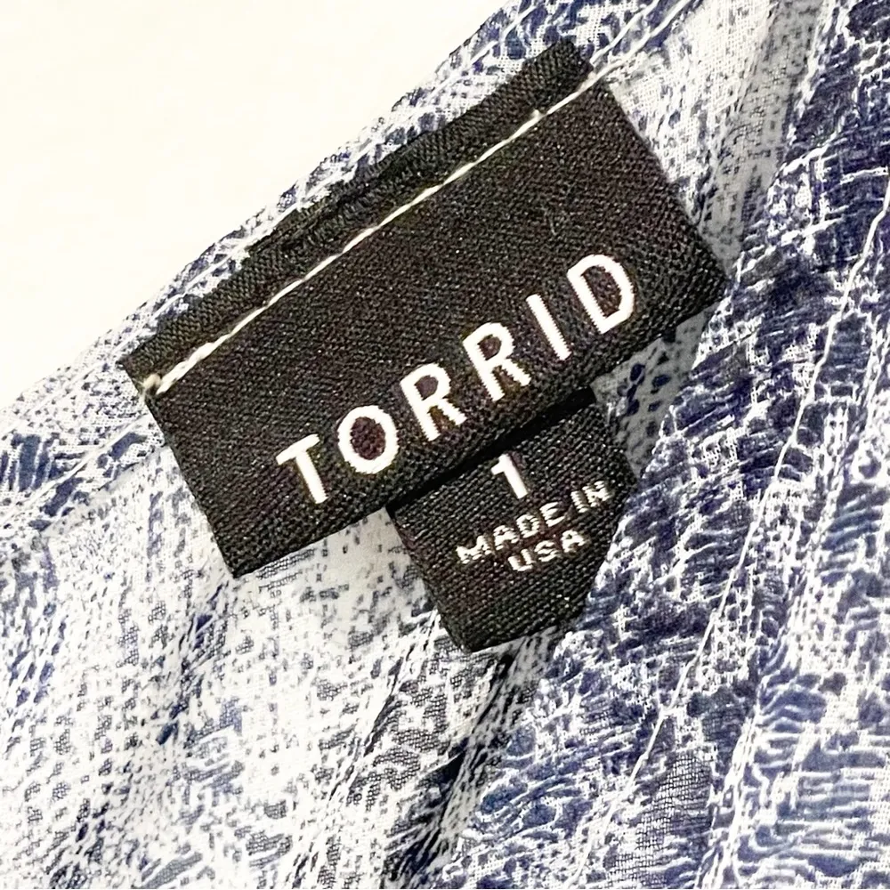 Torrid Plus Size 1X Blue Sheer Snake Print Button Back Short Sleeve Blouse - Image 3