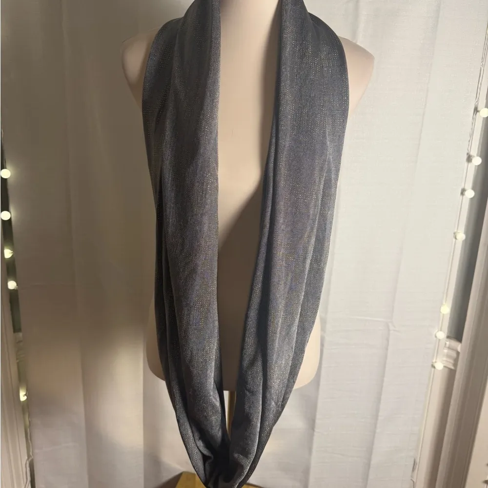 Sholdit Versatile Gray Infinity Scarf Soft Lightweight Accessory with Pocket - Image 3