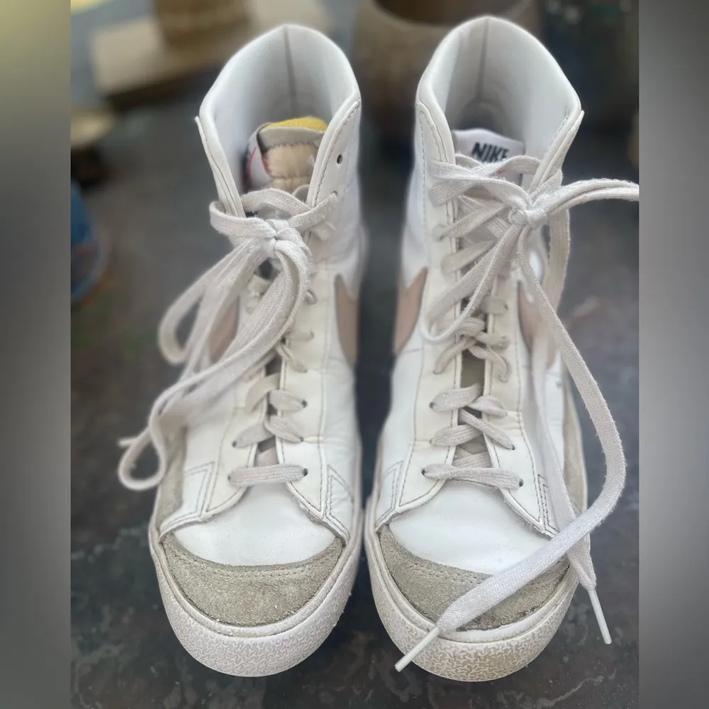 Women’s Nike Blazers ‘77 White and Pink High-Top Sneakers Vintage Classic Sz9 - Image 2