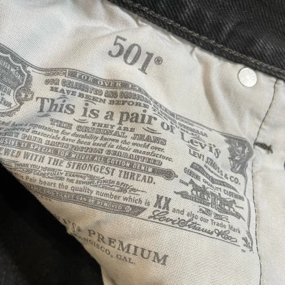 Levi’s 501 Original Short in Stowaway Frayed Raw Cut Hem Women’s Sz 31 - Image 7