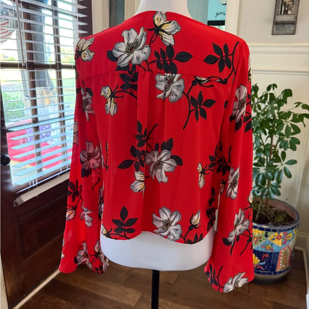 URBAN Romantics NWOT Floral Blouse with  Oversized Sleeves Pewter Buttons & Tie - Image 2