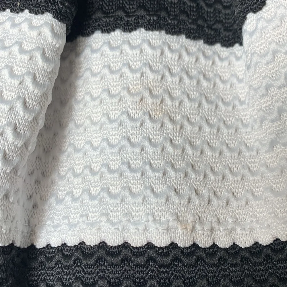 Xhilaration Classic White & Black Scalloped Textured Pleated Full Skirt Small - Image 7