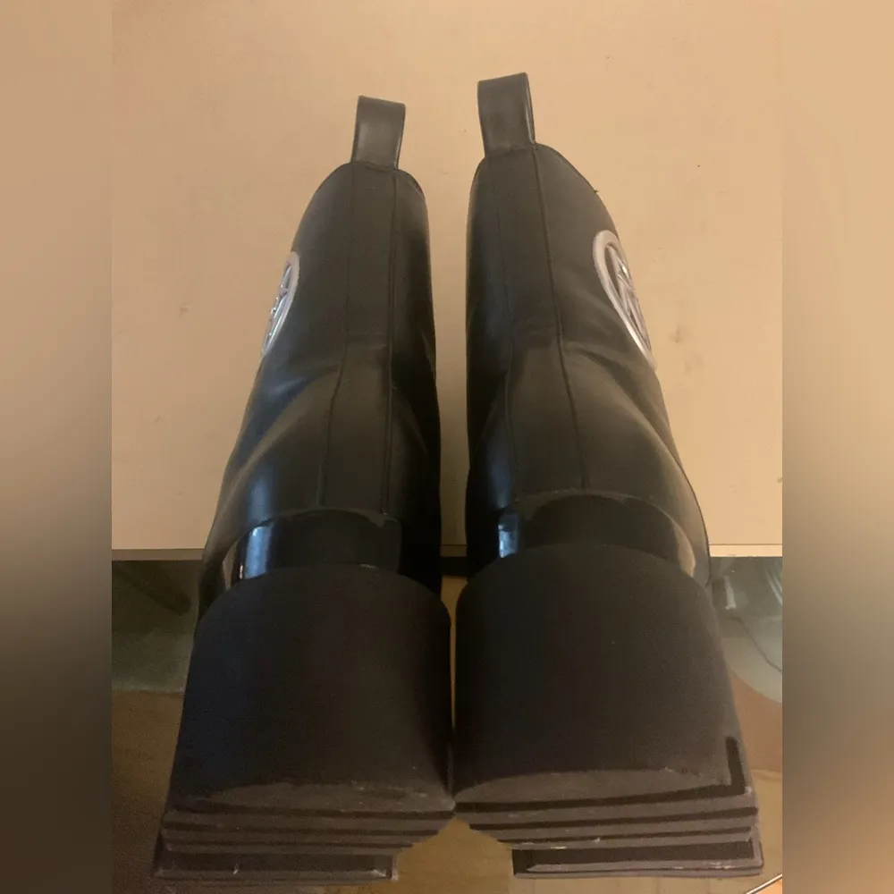 DKNY Black women platform Bjourn  with Silver Logo combat boots size 9 - Image 3