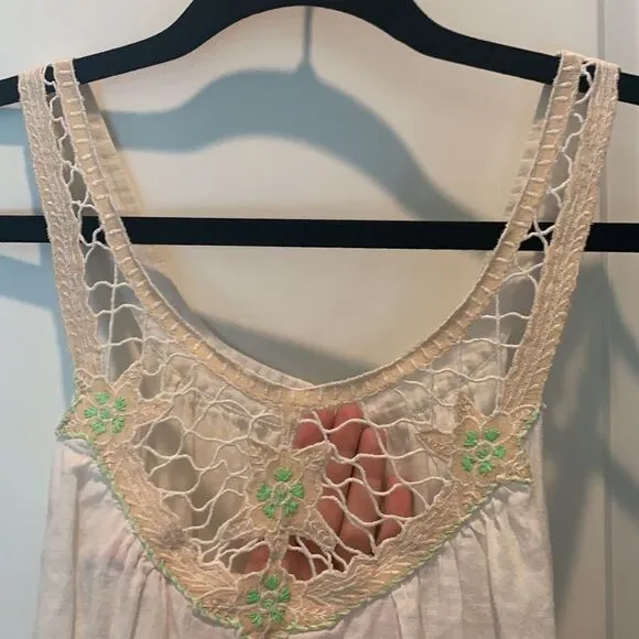 Free people white top with pretty cut our pattern - Image 3