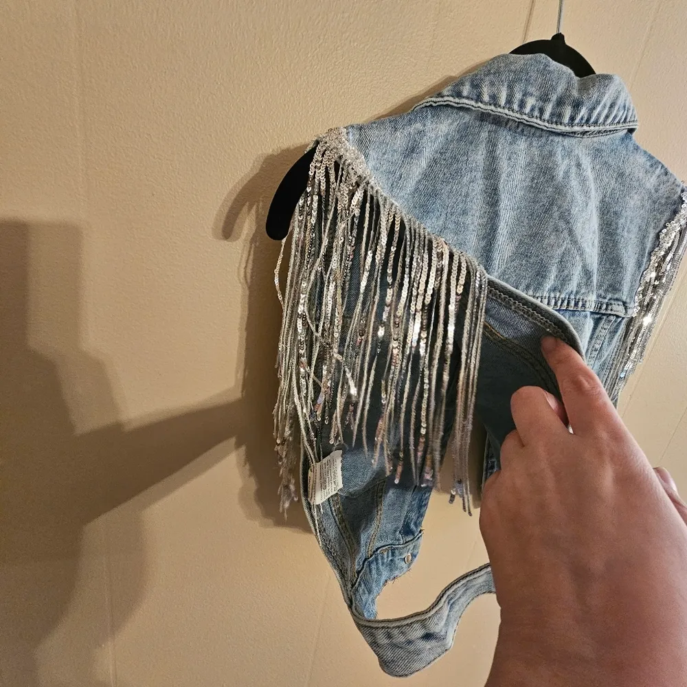 SweatyRocks XS Over Sized Ladies Festival Western Denim Fringe Crop Vest - Image 4