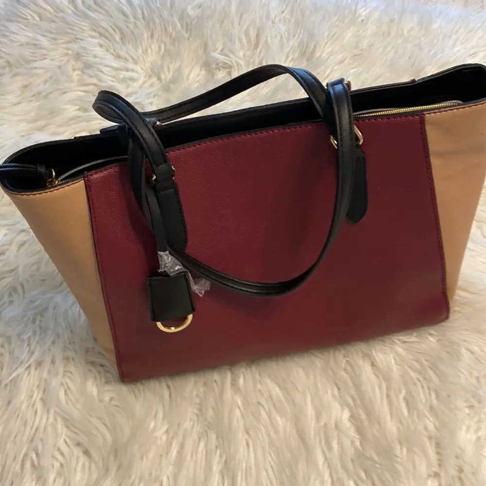 TRINA TURK Bag size 17” long and 11” high wide 6” big bag excellent condition - Image 11