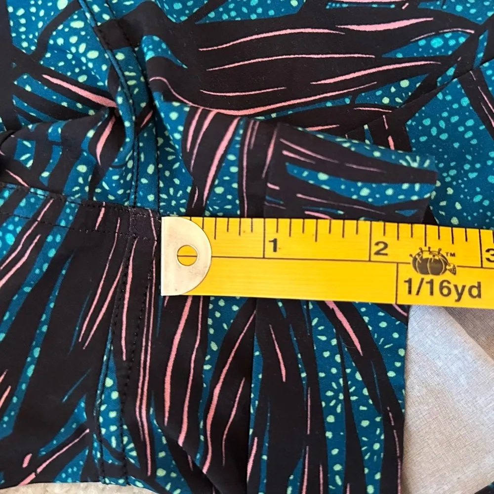 Lululemon Spring Break Away Short II
Palm Lace Tofino Teal Multi Size 10 - Image 10