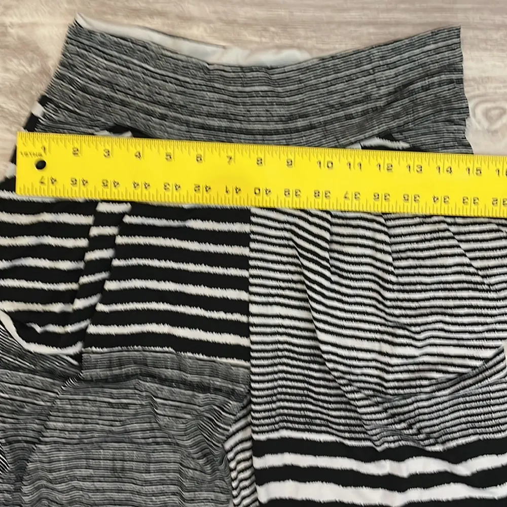 Black & White Alternating Stripe Pattern Stretchy Pull On Pants M/L - Image 7
