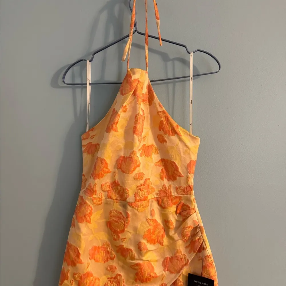 NWT lulus halter top mini dress orange and yellow size XS - Image 3