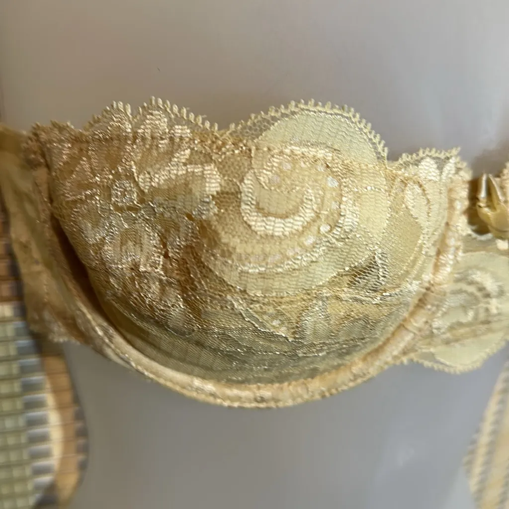 Victoria’s Secret 1970s/1980s Lightly Padded Cream Underwire Strapless Bra 34B - Image 4